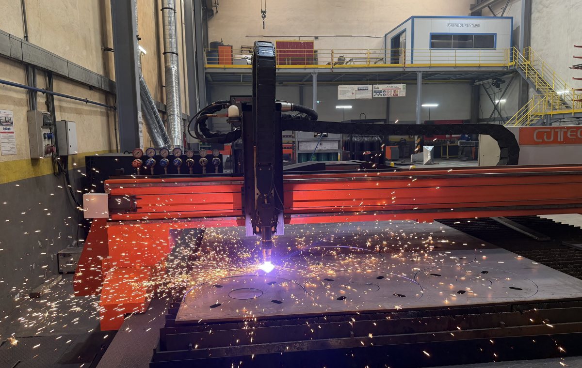 Découpe plasma d'une tôle dans l'atelier PPS à Mohammedia Zenata
