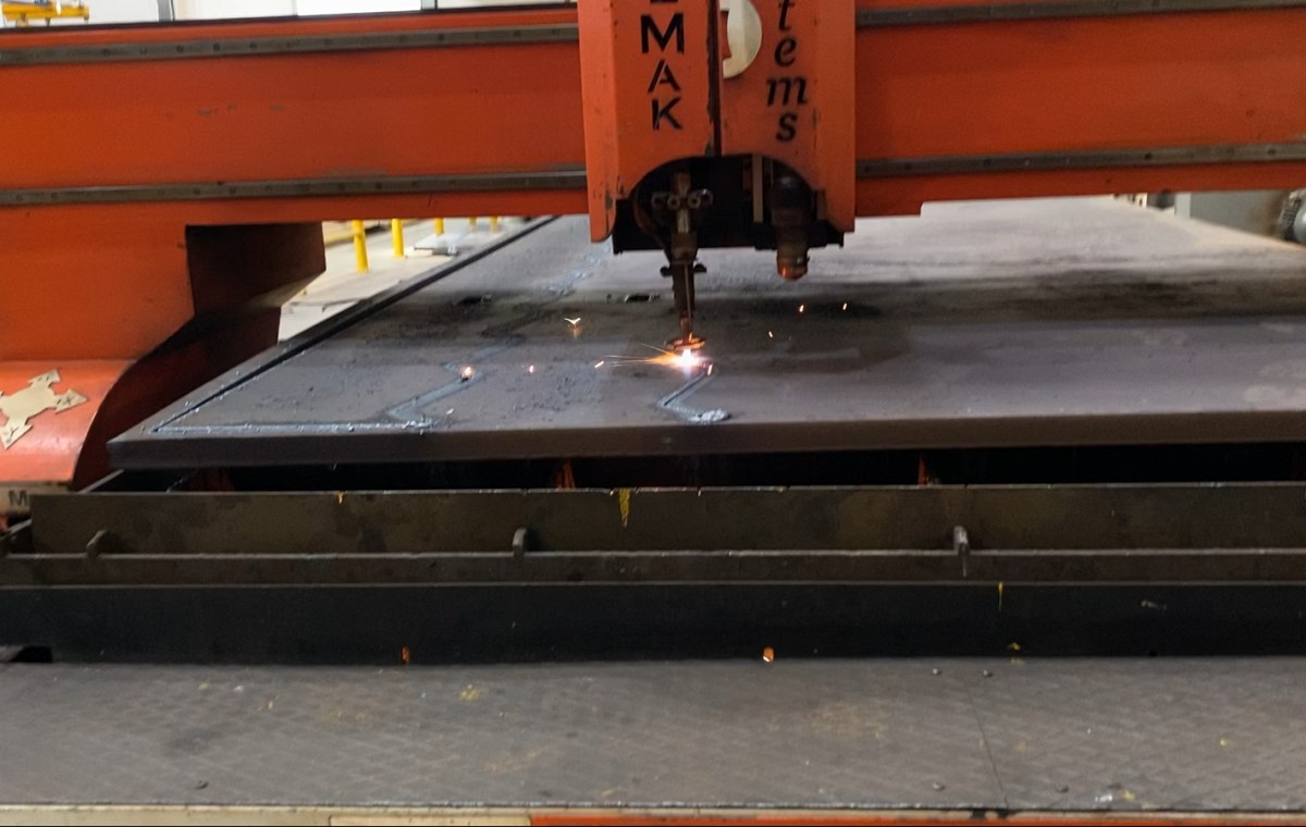 Machine plasma PPS découpant une tôle épaisse dans l'atelier de Mohammedia Zenata