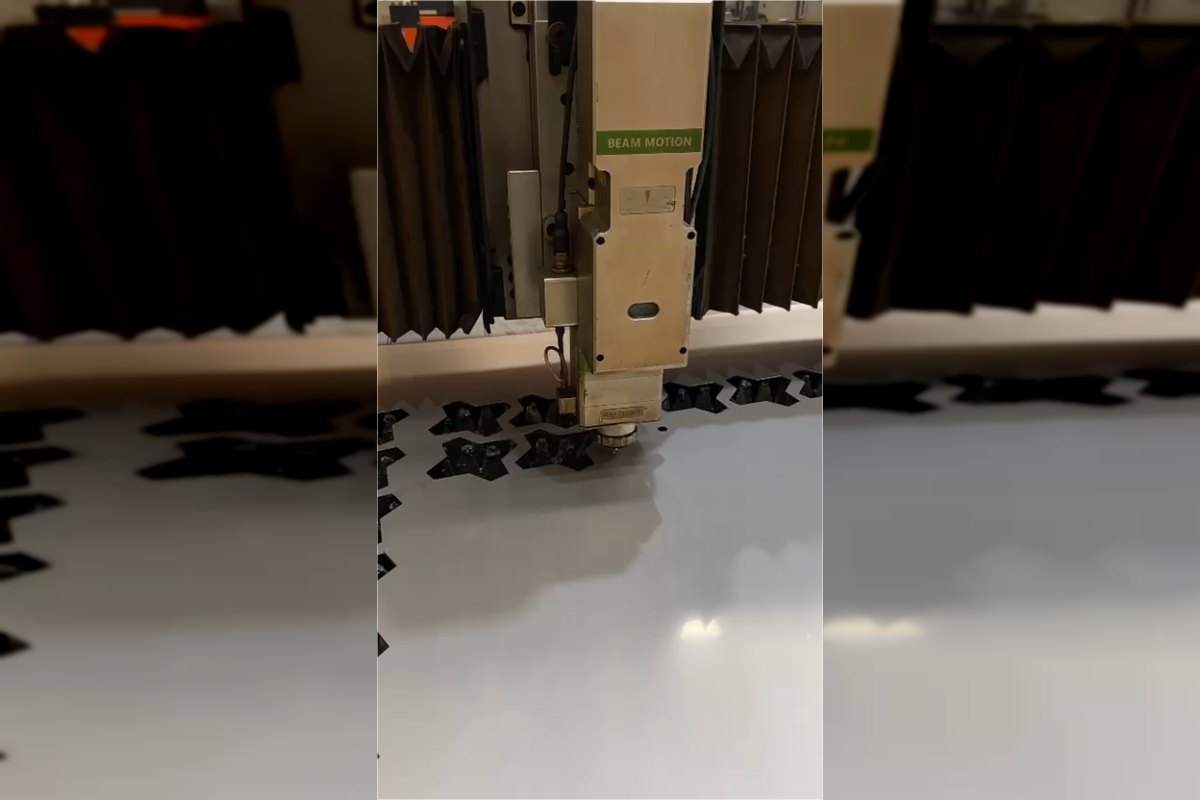 Machine laser PPS en fonctionnement avec pièce métallique visible