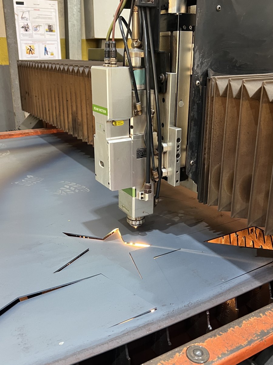 Découpe laser de tôle dans l'atelier PPS à Mohammedia Zenata