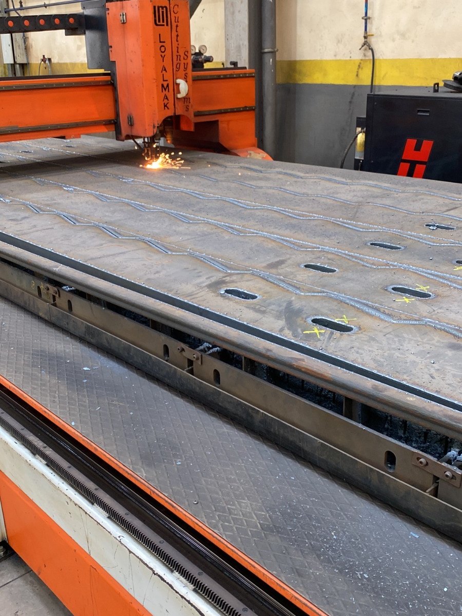Découpe plasma et oxycoupage sur tôle épaisse dans l'atelier PPS
