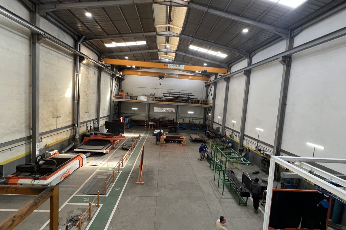 Vue de l'atelier PPS de Mohammedia avec machines de découpe et ponts roulants