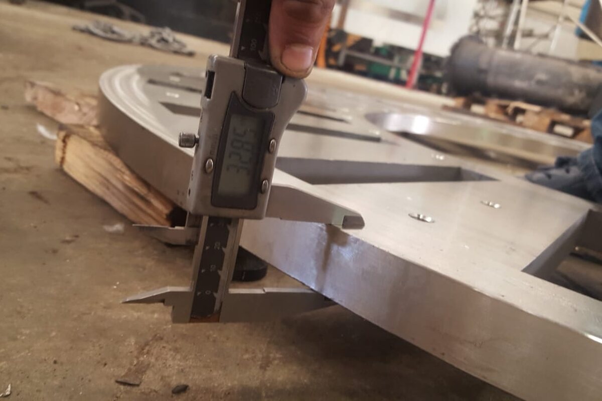 Contrôle dimensionnel d'une pièce métallique avec un pied à coulisse