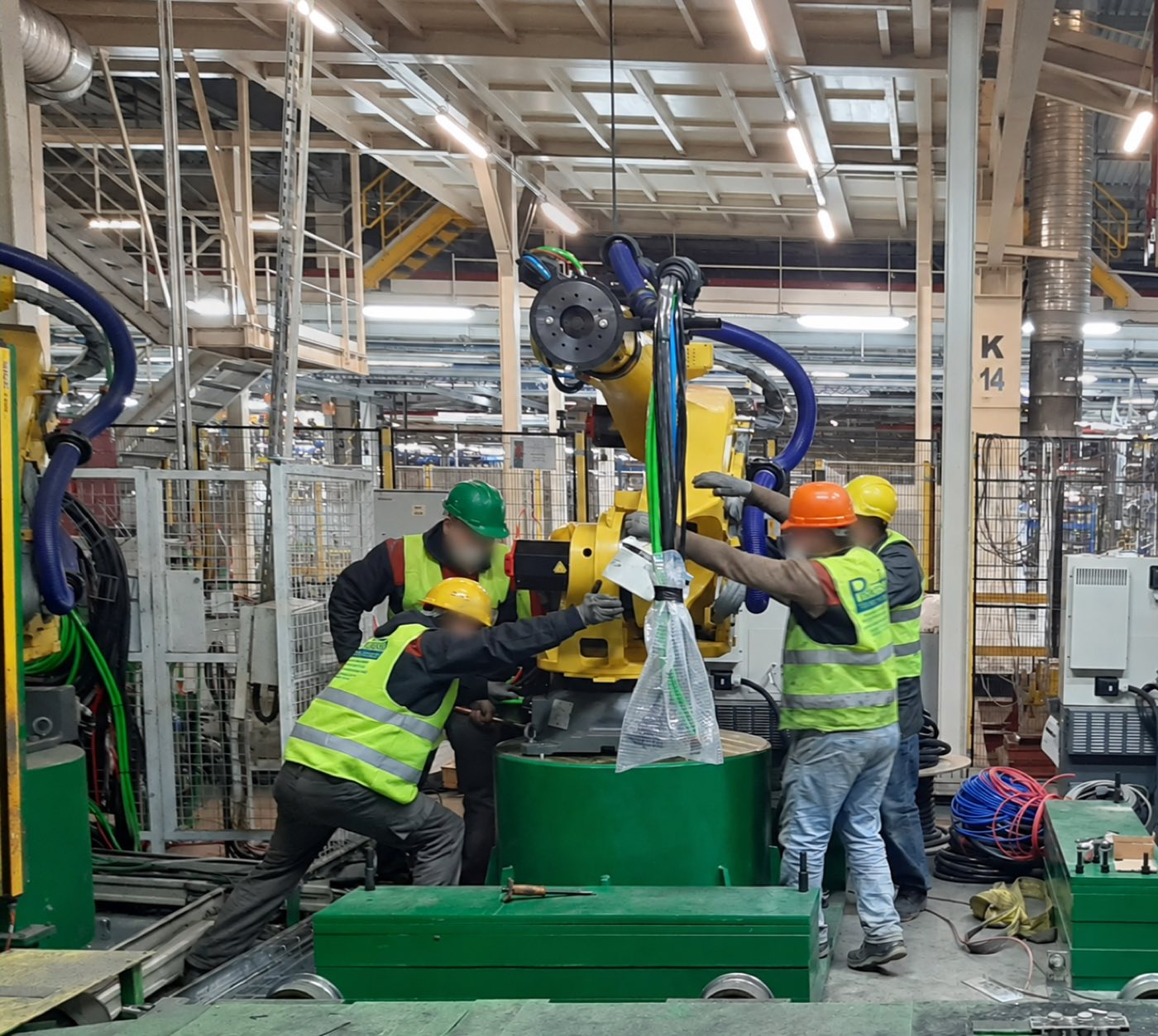 Équipe PPS pendant le montage mécanique d'un robot industriel